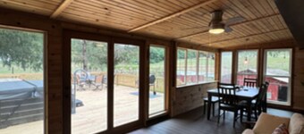 Timberline Cabins - Peaceful Pines Lodge, WiFi, Pets, Stalls, Hot Tub