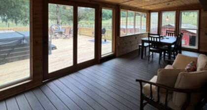 Timberline Cabins - Peaceful Pines Lodge, WiFi, Pets, Stalls, Hot Tub