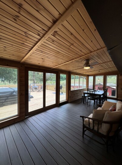 Timberline Cabins - Peaceful Pines Lodge, WiFi, Pets, Stalls, Hot Tub