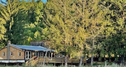 Timberline Cabins - Peaceful Pines Lodge, WiFi, Pets, Stalls, Hot Tub
