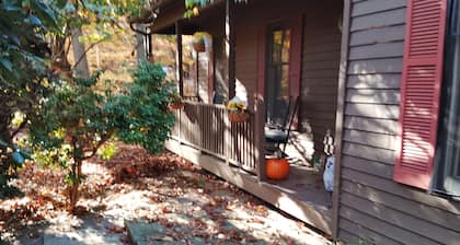 Charming 2-bedroom B&B in Honey Brook with WiFi, fitness room