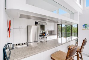 Een koelkast, een vaatwasser