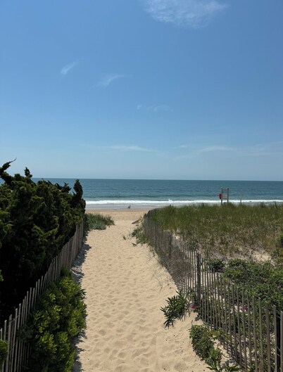 MCM Beach house in exclusive Amagansett dunes minutes from beach path