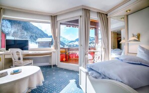 Caja de seguridad en la habitación y escritorio