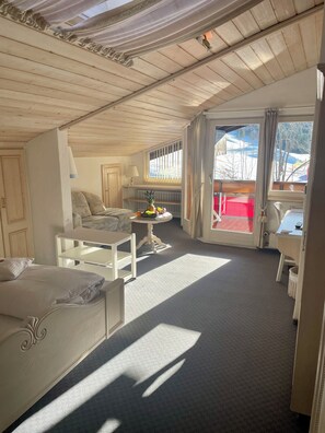 Doppia Standard, vista montagna | Una cassaforte in camera, una scrivania, postazione laptop