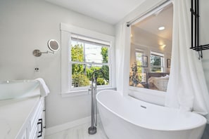 Bruser, hårtørrer, bidet, håndklæder