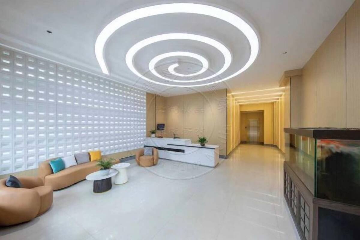 Una sala moderna con un sofá, una mesa de centro y un televisor.