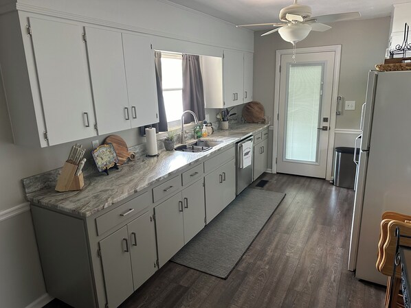 Kylskåp, mikrovågsugn, ugn och spishäll