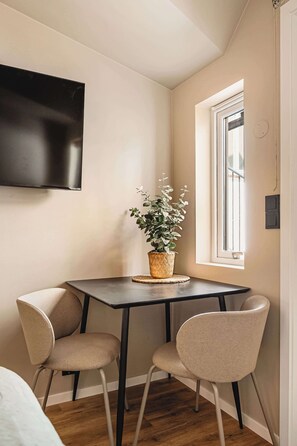 Dining - Explore Bergen | 24/7 Self check-in | 500m Torget (Bergenhus)