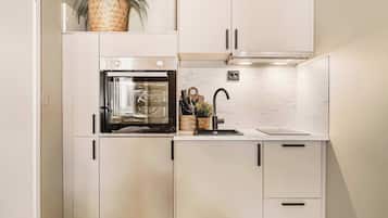 Kokeplater, oppvaskmaskin, kaffetrakter/tekoker og høy barnestol