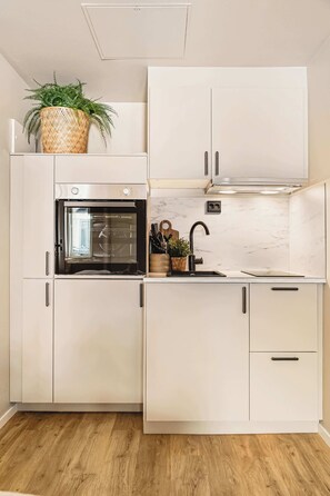 Stovetop, dishwasher, coffee/tea maker, high chair