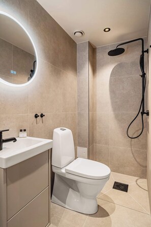 Douche, séchoir à cheveux, serviettes fournies