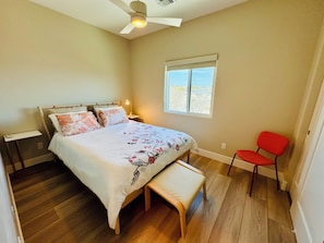 3 bedrooms, desk, iron/ironing board, WiFi - 3-bedroom vacation home just 3 minutes drive to London Bridge and downtown. (Lake Havasu City)