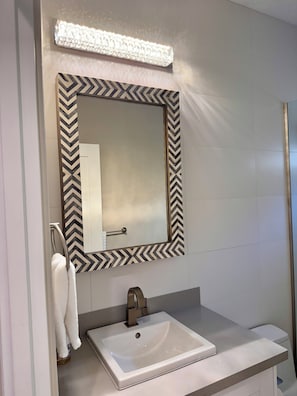 Shower, hair dryer, bidet, towels - 3-bedroom vacation home just 3 minutes drive to London Bridge and downtown. (Lake Havasu City)