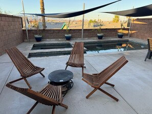 Pool - 3-bedroom vacation home just 3 minutes drive to London Bridge and downtown. (Lake Havasu City)