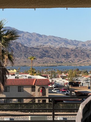 Property grounds - 3-bedroom vacation home just 3 minutes drive to London Bridge and downtown. (Lake Havasu City)