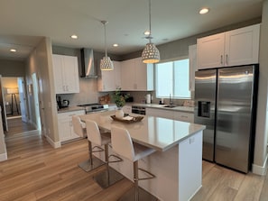 Fridge, microwave, oven, stovetop - 3-bedroom vacation home just 3 minutes drive to London Bridge and downtown. (Lake Havasu City)