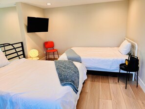 3 bedrooms, desk, iron/ironing board, WiFi - 3-bedroom vacation home just 3 minutes drive to London Bridge and downtown. (Lake Havasu City)