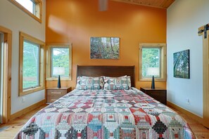 3 bedrooms, desk, iron/ironing board, travel crib - Modern Private Mountain Lodge | Views, Hot Tub, EV Charger & Trail Access (Cherry Log)