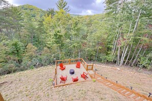 Property grounds - Modern Private Mountain Lodge | Views, Hot Tub, EV Charger & Trail Access (Cherry Log)