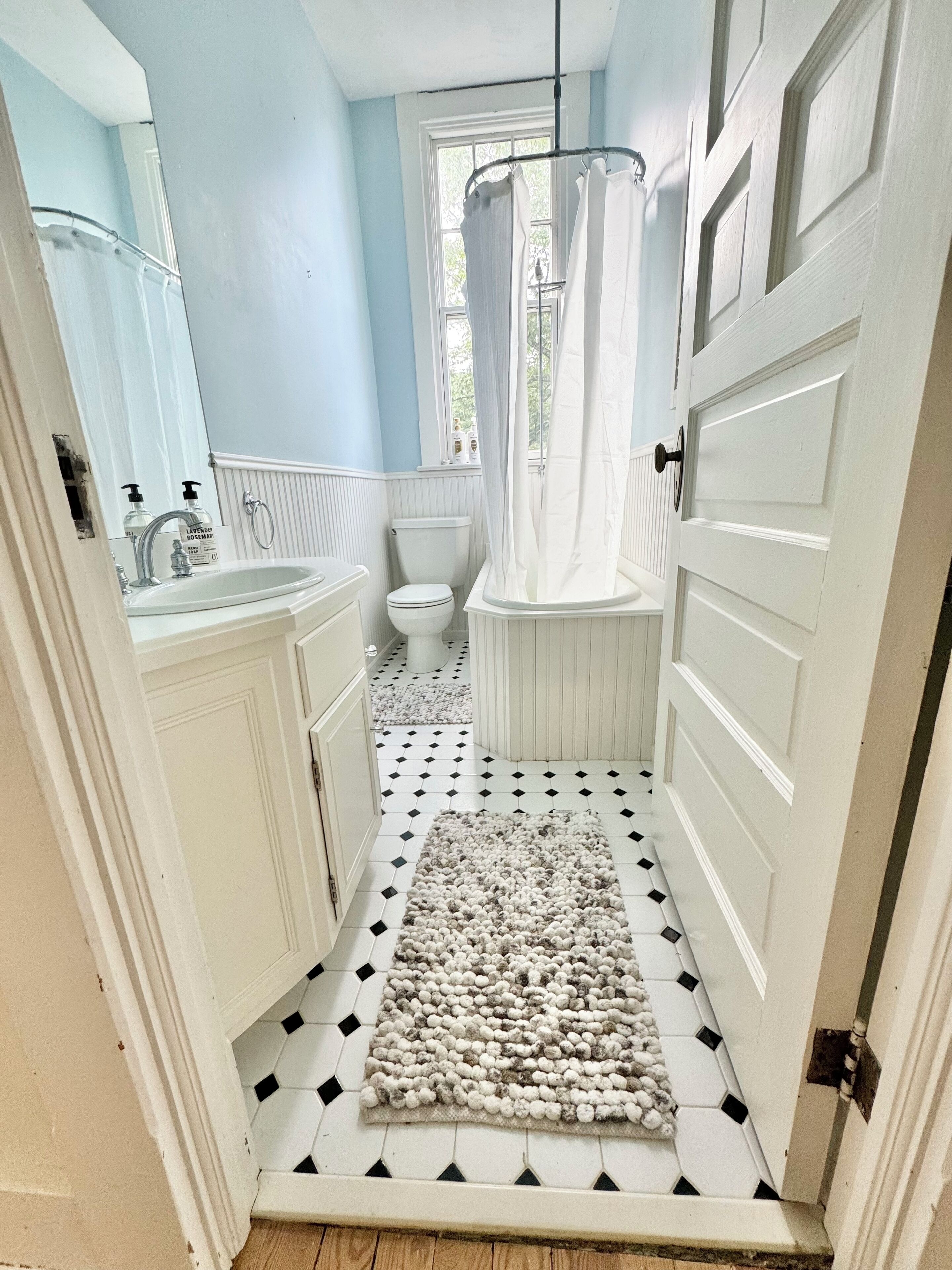Towels, shampoo, toilet paper