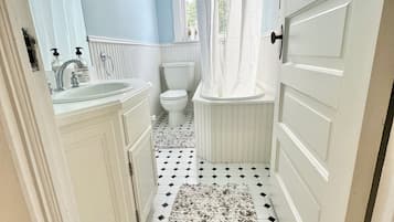 Towels, shampoo, toilet paper