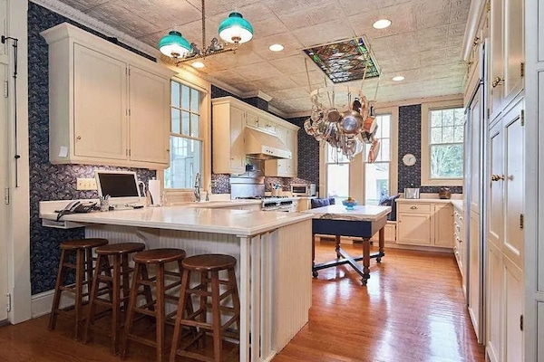 Kylskåp, mikrovågsugn, ugn och spishäll