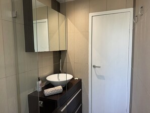 Haartrockner, Handtücher, Seife, Toilettenpapier