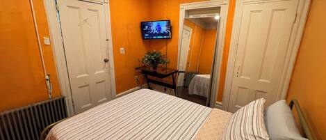 1 slaapkamer, een strijkplank/strijkijzer, wifi, beddengoed