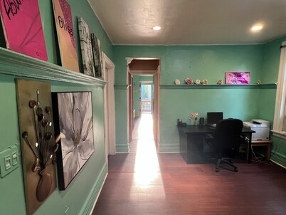 Newark's Art Deco 1-bdrm Oasis