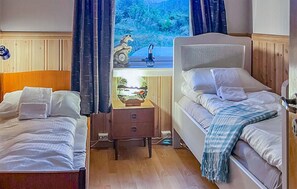 4 bedrooms, bed sheets