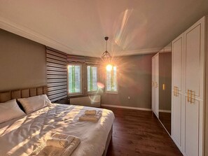 8 bedrooms, iron/ironing board, WiFi, bed sheets