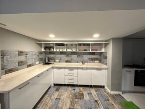 Oven, dishwasher, coffee/tea maker, electric kettle