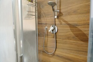 Bruser, hårtørrer, bidet, håndklæder