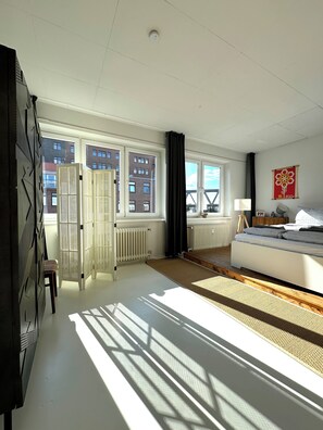 5 habitaciones, tabla de planchar con plancha y cuna de viaje 