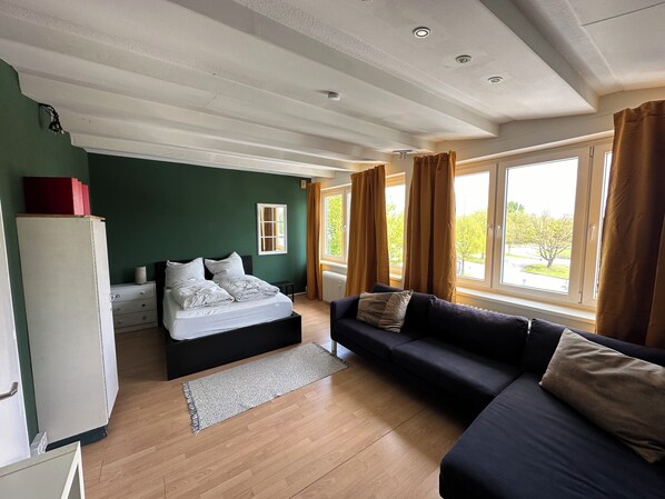 TV connectée, lecteur de DVD, baby-foot, livres