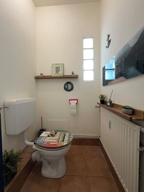 Sèche-cheveux, serviettes fournies, savon