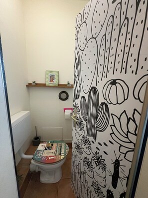 Sèche-cheveux, serviettes fournies, savon