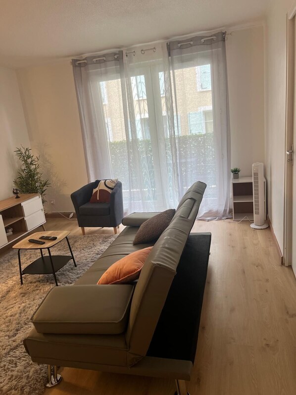 Living area - Champion suites (Sarcelles)