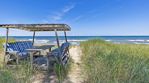 Chaises longues, serviettes de plage
