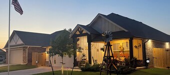 Exquisite Rustic & Serene Lovely Home!  Close to Yukon, Mustang, and Airport