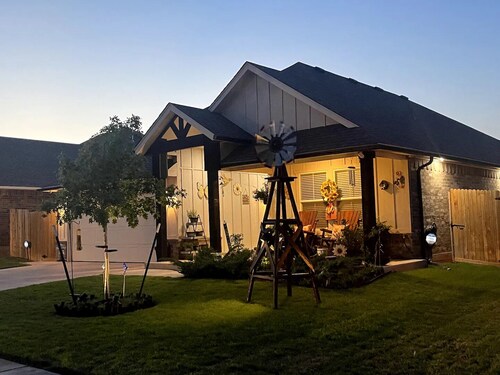 Exquisite Rustic & Serene Lovely Home!  Close to Yukon, Mustang, and Airport