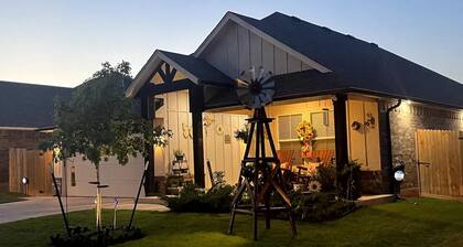 Exquisite Rustic & Serene Lovely Home! Close to Yukon, Mustang, and Airport