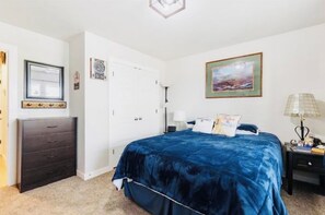 3 dormitorios, caja fuerte, escritorio y tabla de planchar con plancha