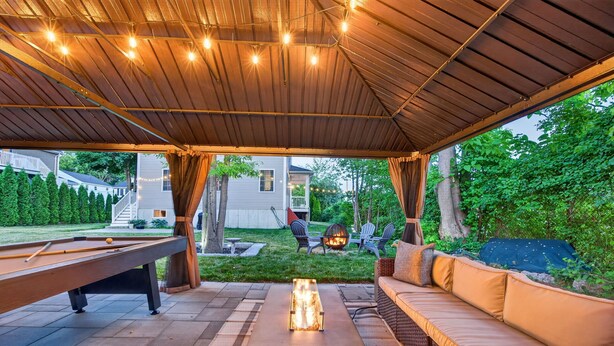Une terrasse extérieure avec une table de billard, un foyer et un espace salon.