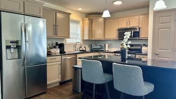 Een koelkast, een magnetron, een oven, een kookplaat