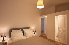 2 bedrooms, iron/ironing board, WiFi, bed sheets - Luxurious Apartment, Very Quiet, Close to All Amenities (Paris)