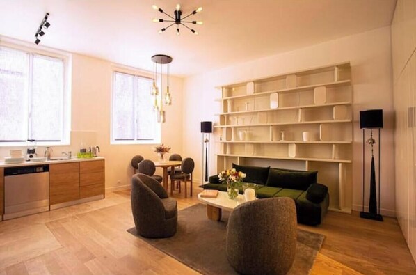 Living area - Luxurious Apartment, Very Quiet, Close to All Amenities (Paris)