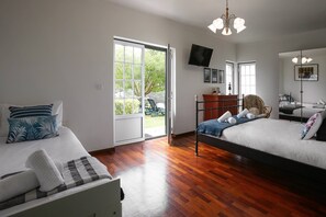 1 bedroom, travel cot, Internet, bed sheets