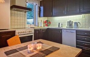 Réfrigérateur, un four, surface de cuisson, lave-vaisselle